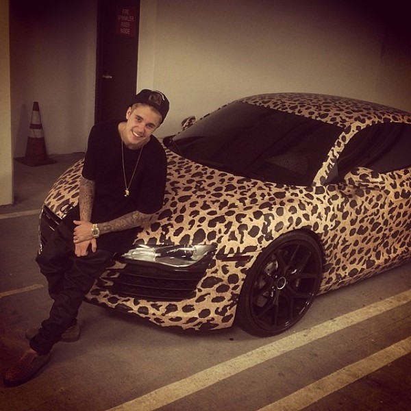 Bieber je vlastníkom obrovského vozového parku, má napríklad červené ferrari či audi s leopardím vzorom